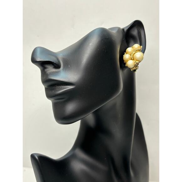 Vintage Faux Pearl Cluster Gold Tone Clip On Earrings Costume Jewelry - Picture 4 of 6